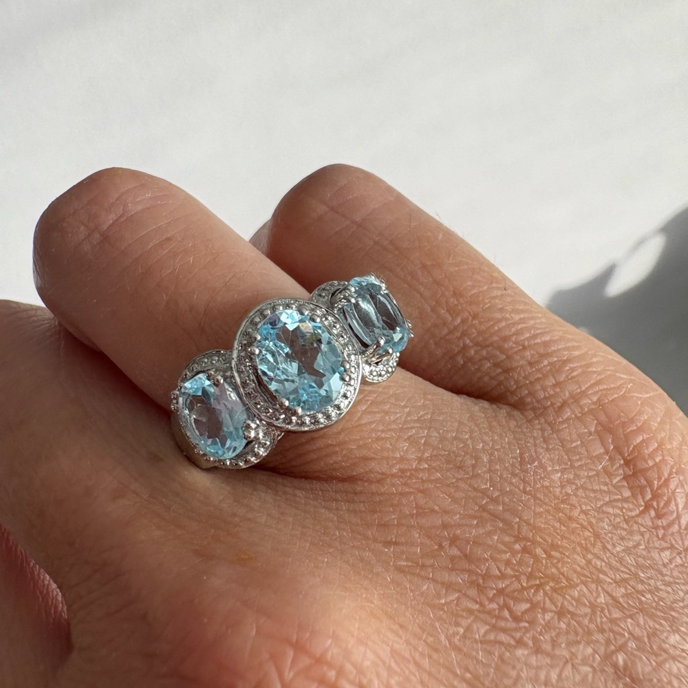 Vintage Style Sterling Silver & Blue Topaz Ring (size 7.5)